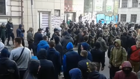 Біля "Сбербанку" у Харкові влаштували бійку з цеглою і палками