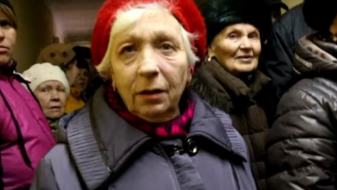 Жителям Керчи приходится стоять в огромных очередях. Фото: Скриншот youtube.