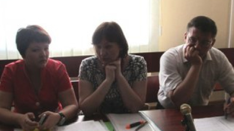 В суде.