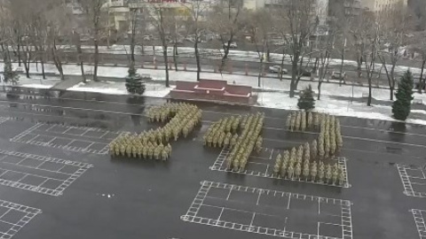 Курсанти Військової академії вишикувалися на плацу в величезні цифри 242