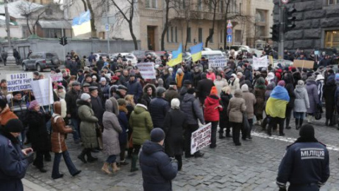 До Ради прийшли протестувати працівники ПТУ, рух на Грушевського перекрито