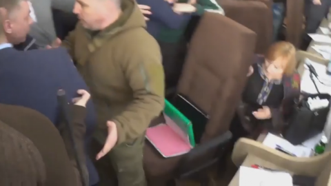 Відео бійки у мерії Черкас. Фото: скріншот з Youtube