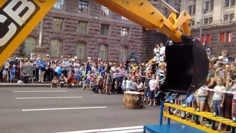 Шоу екскаваторів на Хрещатику. Скріншот відео.