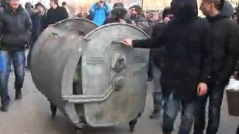 Харьковского "регионала" облили зеленкой и бросили в мусорный бак