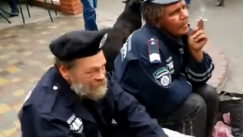 Де безпритульні знайшли форму - невідомо. Скріншот YouTube