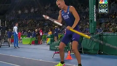 Сэм Кендрикс резко остановился посреди выступления. Скриншот nbcolympics