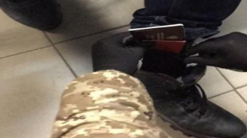 Чоловік разом із знайденими документами переданий представникам Національної поліції. Фото: dpsu.gov.ua