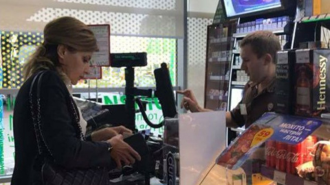 Збіг: Блогеру вдалося спочатку "випадково" зняти президента в супермаркеті, а потім його дружину на заправці