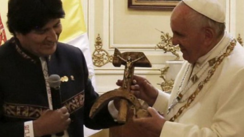 Моралес подарував Папі Римському розп'яття у вигляді серпа і молота