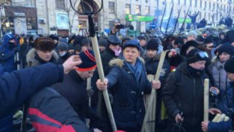 Ляшко раздает вилы на баррикадах. Фото со страницы политика в Facebook
