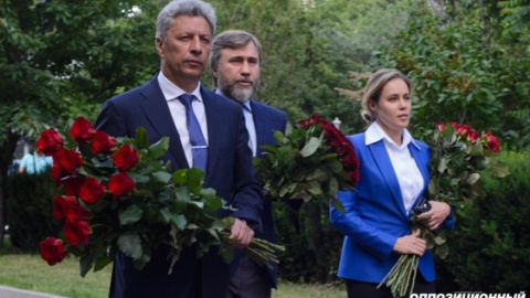 Новинський, Бойко і Королевська прийшли з квітами в Маріїнський парк. Фото: opposition.org.ua