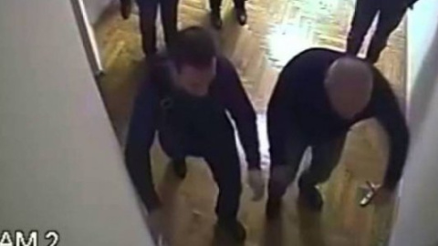 Камери спостереження Дніпропетровської міськради зафіксували, як Денисенко, Лисенко та Примаков вибивають двері в серверну міськради