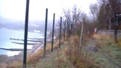 Появился забор по склону, ведущему к набережной и пляжу. Скриншот видео с Youtube