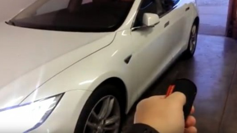 Автомобили Tesla оснащены новыми технологиями. Фото: скриншот Youtube.