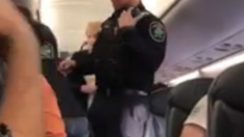Пасажира американської авіакомпанії United Airlines силою змусили звільнити своє місце. Скріншот відео