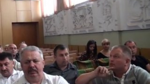 Карпунцов: в зале Дома культуры, где проходило заседание, начались провокационные действия со стороны экс-мэра Василькова Сергея Иващенко. Фото: скрин с youtube.com