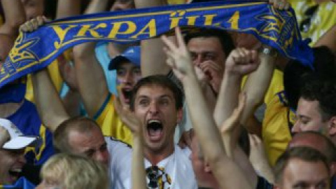 Украинские футбольные болельщики.