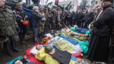 Через "живой коридор" гробы пронесли к сцене и проводили в последний путь криками "Героям слава!".