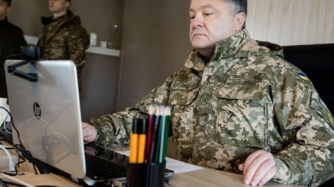 Порошенко і ноутбук. Фото: 12inform