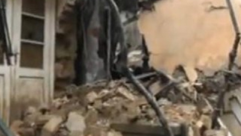Обрушившаяся стена повредила газопровод низкого давления. Скриншот видео