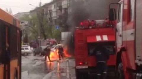Всі під'їзди до Ленінградської площі в Києві заблоковані через палаюче авто