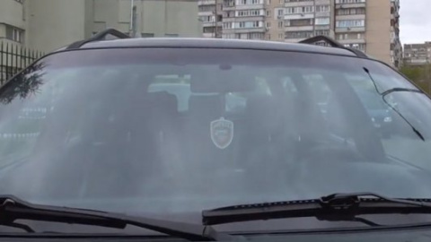 Український поліцейський зберігає у себе символіку "Беркута". Фото: скріншот YouTube