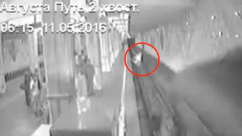 ​У метро в Харкові жінка з дітьми кинулася під поїзд