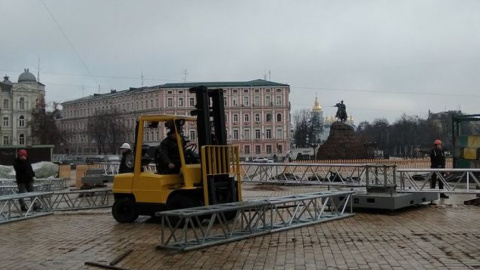 Монтажні роботи на Софіївській площі тривають. 