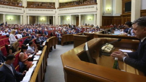 Під час голосування за Конституцією депутати двічі співали гімн та читали вірші
