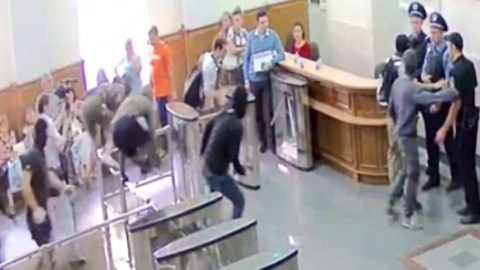 Опубліковано відео нападу на Харківську міськраду