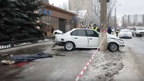 Жахлива ДТП у Києві: автомобіль "впечатав" жінку на тротуарі в стовп через ожеледицю