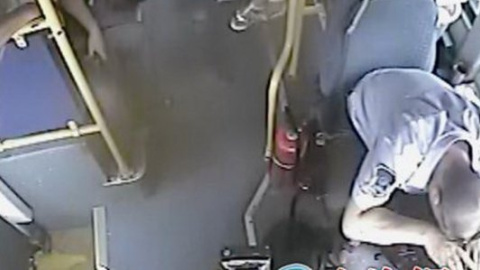 Водитель автобуса в Китае спас пассажиров перед тем, как потерять сознание