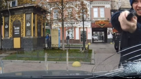 Поведінка патрульного ледь не до смерті налякала подружжя. Скріншот відео