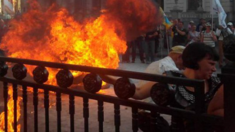 Біля Ради бійка між пікетниками й міліціонерами, запалили шини