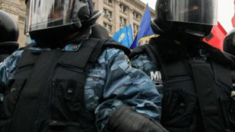 Милиция оперативно отреагировала на драку и стала живым забором между конфликтующими.