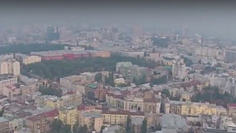 Київ у диму з висоти пташиного польоту