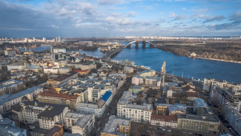 Відео дня: по-весняному сонячний передноворічний Поділ з висоти пташиного польоту