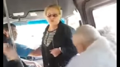 Сімейній парі вдалося викликати поліцію. Скріншот YouTube