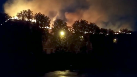Будинок зайнявся через блискавки. Скріншот відео