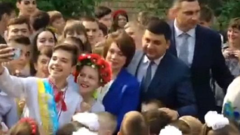 Гройсмана і Кличка мало не "затоптали" під час "Останнього дзвоника" в київській школі