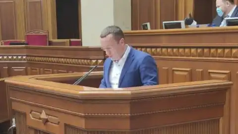 Нардеп Евгений Петруняк пытается еще больше загнать табачный рынок Украины в тень, – СМИ
