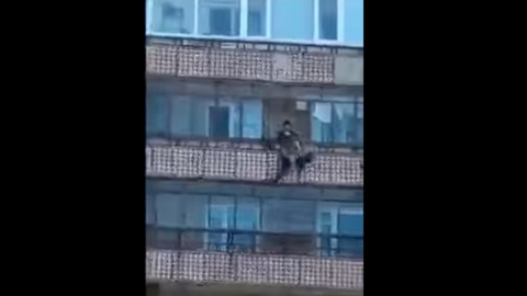 Опубліковано відео жахливої події в Енергодарі: очевидці зняли, як мати викинула з вікна дитину