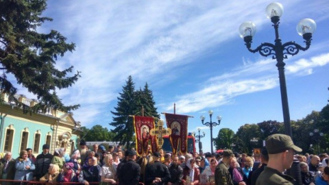 Учасники стояння читають молитви і хрестяться. Фото: 112.ua