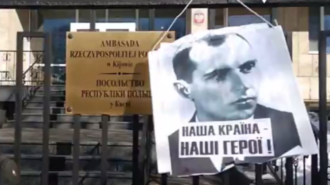 Активісти повісили портрет Бандери. Скріншот відео Youtube
