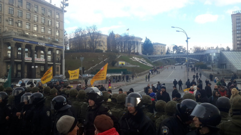 Автомобільний рух на Хрещатику відновлено: поліція відтіснила мітингувальників