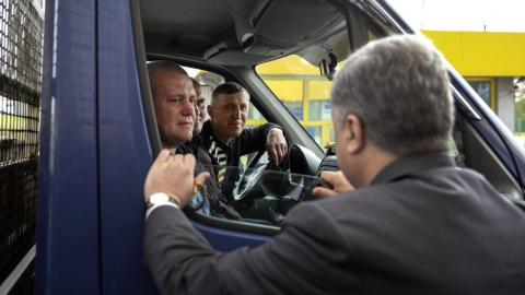 Порошенко пролетів над кілометровою чергою вантажівок, що застрягли на кордоні з Польщею 