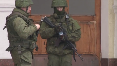 "Зелені чоловічки" в Криму. Скріншот відео