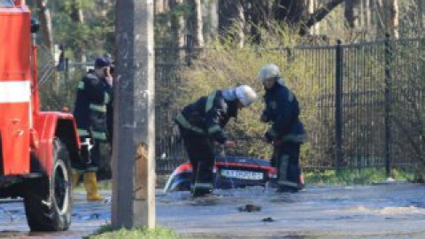 Образовавшая в результате прорыва яма имеет размер 3х4 и глубину в 2 метра. Фото со страницы Независимого бюро новостей на facebook.com