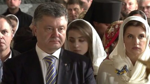 У Великодню ніч Порошенко помолився з віруючими в трьох храмах