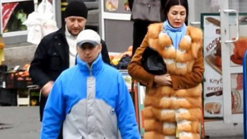 Дружина Яценюка гуляє на базарі з охоронцем